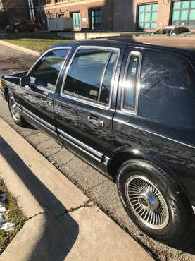 Lincoln Town V8 1991 - cars & trucks - by owner - vehicle automotive... for sale in Saint Clair Shores, MI