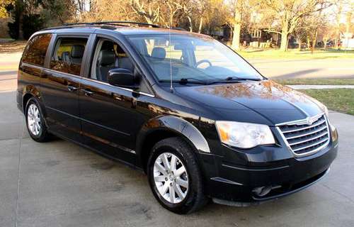2008 CHRYSLER TOWN & COUNTRY TOURING, 3.8L V6, clean, loaded, sharp!... for sale in Coitsville, OH