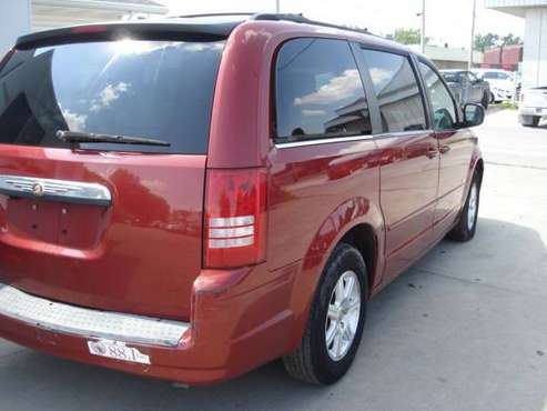 2008 Chrysler Town and Country - cars & trucks - by dealer - vehicle... for sale in ottumwa, IA