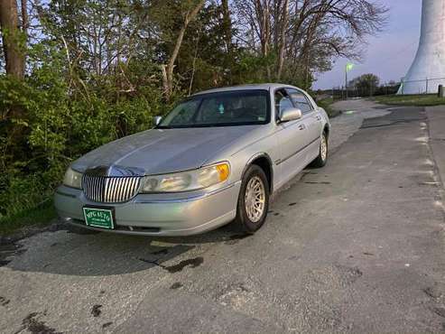 1999 Lincoln Town Car, Leather! - - by dealer for sale in Fulton, MO