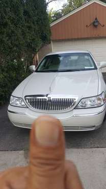 Lincoln Town Car For Sale - cars & trucks - by owner - vehicle... for sale in Arlington Heights, IL