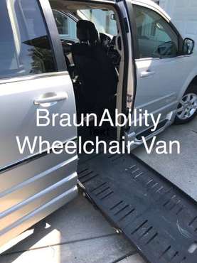 Wheelchair Van 2011 Chrysler Town and Country for sale in Westlake, OH