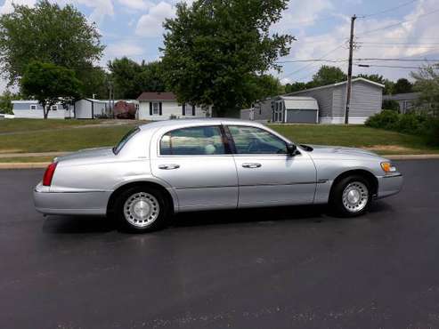 2002 Lincoln Town Car - cars & trucks - by dealer - vehicle... for sale in Bloomington, IN