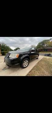 2008 Chrysler town & country - cars & trucks - by owner - vehicle... for sale in Round Rock, TX