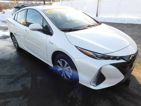 2017 TOYOTA PRIUS PRIME PLUG-IN HYBRID CLEAN GAS SIPPER! - cars & for sale in Barre, VT