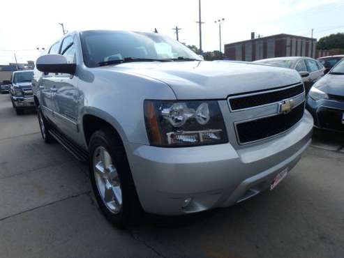 2011 Chevrolet Suburban LT 4WD Silver for sale in URBANDALE, IA