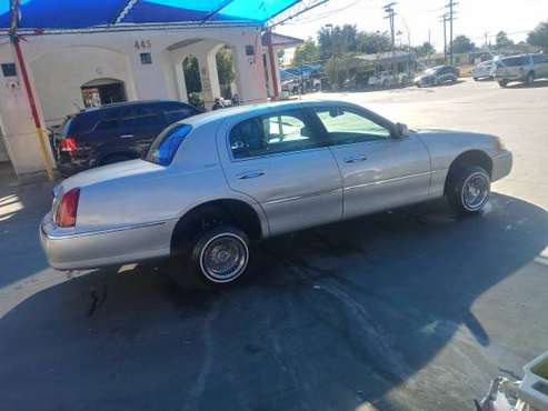 2000 Lincoln towncar signature series - cars & trucks - by owner -... for sale in Rialto, CA