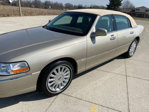 2005 LINCOLN TOWN CAR ONE OWNER ONLY 30500 MILES LIKE NEW - cars & for sale in Caledonia, MI