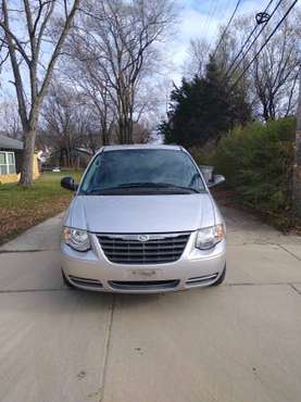Chrysler town and country - cars & trucks - by owner - vehicle... for sale in milwaukee, WI