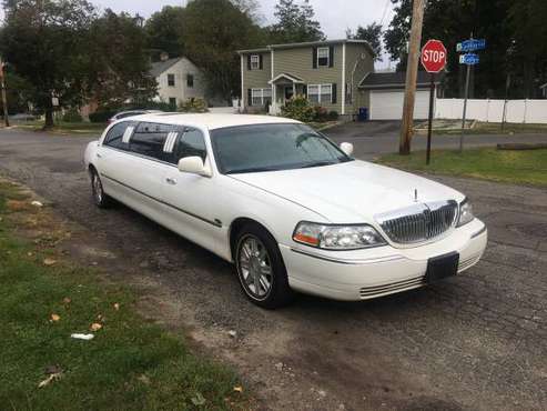 2006 LINCOLN TOWN CAR LIMOUSINE 8 PASS LIKE NEW for sale in Bridgeport, NY