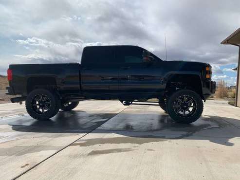 2016 lifted duramax 25k miles for sale in Port Aransas, CO