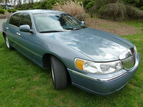 1999 Lincoln Town Car Signature 76k Cean Carfax no accidents or for sale in Huntingdon Valley, PA