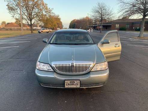 2006 Lincoln Town Car Signature - cars & trucks - by owner - vehicle... for sale in Germantown, TN