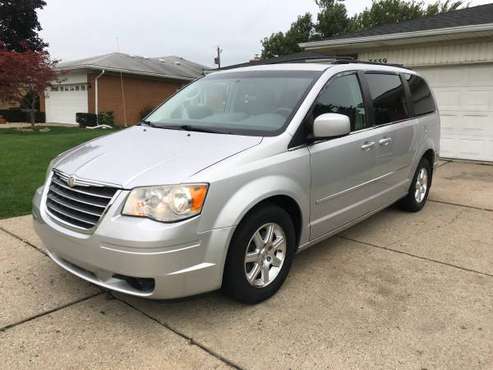 2009 Chrysler Town & Country for sale in Warren, MI
