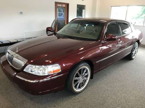Town Car 2004 Signature Series - cars & trucks - by owner - vehicle... for sale in Sarasota, FL