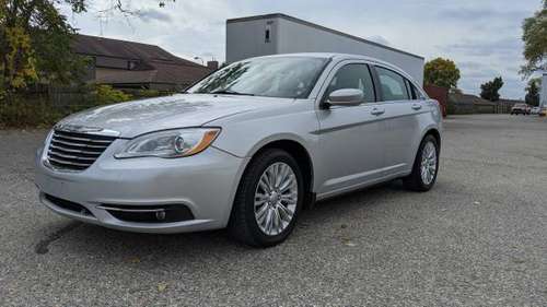 2011 Chrysler 200 Touring, clean carfax, V6. needs nothing! - cars &... for sale in Wyoming , MI
