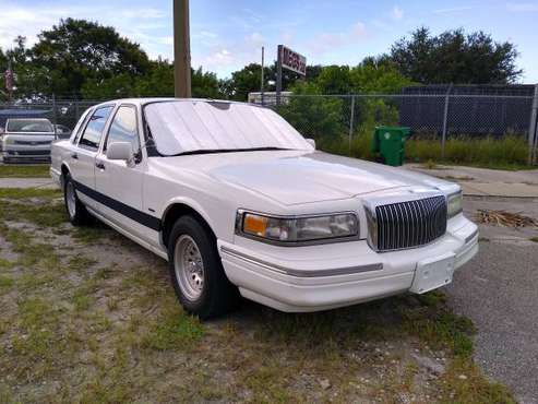 1995 Lincoln Town Car Signature - cars & trucks - by dealer -... for sale in Fort Pierce, FL