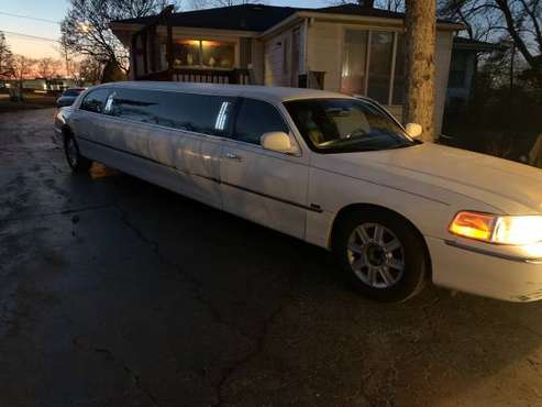 2007 Lincoln Town Car Limo - cars & trucks - by owner - vehicle... for sale in Itasca, IL
