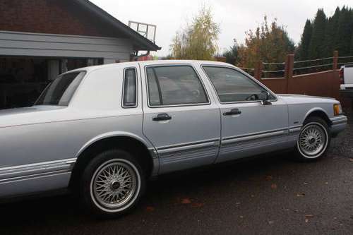 1993 Lincoln Town Car Signature Series - cars & trucks - by dealer -... for sale in Philomath, OR