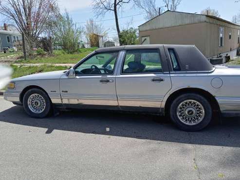1997 lincoln town car for sale in Toledo, IA