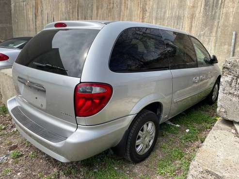 07 Chrysler town & country 80k miles 3 8l has motor knocking noise! for sale in Bridgeport, NY