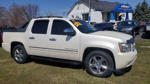 2011 CHEVROLET AVALANCHE Z71 LLIMITED 4X4 SHES SHARP - cars & for sale in Clinton Township, MI