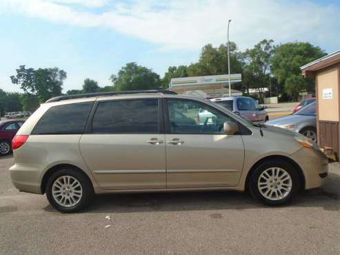 09 Toyota Sienna XLE NICE for sale in Sioux City, IA