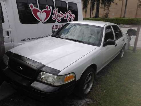 2010 Ford crown Victoria - cars & trucks - by owner - vehicle... for sale in Hallandale, FL