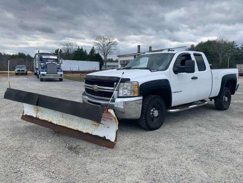 2008 CHEVY 2500HD 4x4 WITH PLOW RUNS GOOD - cars & trucks - by... for sale in White River Junction, VT