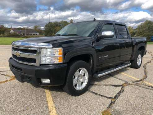 Loaded! 2010 Chevy Silverado 1500! 4x4! Crew Cab! Clean Truck! for sale in Ortonville, OH