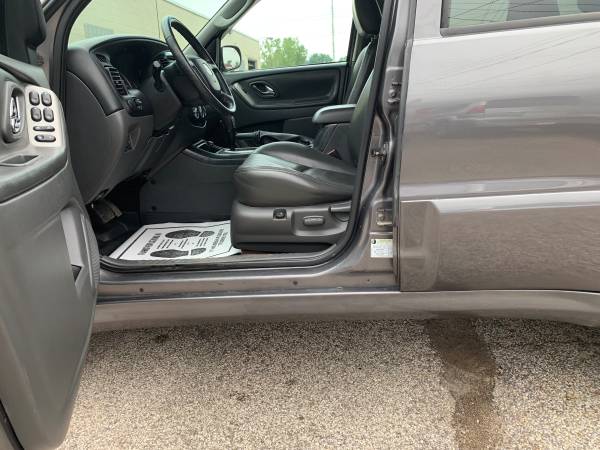 2005 Mazda Tribute S 4WD. WARRANTY!! Leather!! Sunroof!! Power Seats!! for sale in Cleveland, OH – photo 13