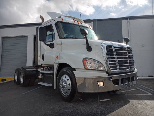 2015 FREIGHTLINER CASCADIA-DAY CAB - cars & trucks - by dealer -... for sale in Miami, FL – photo 2