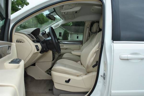 2010 VOLKSWAGEN ROUTAN SE WITH RSE RUST FREE DUAL SCREEN REAR SEAT... for sale in Flushing, MI – photo 2