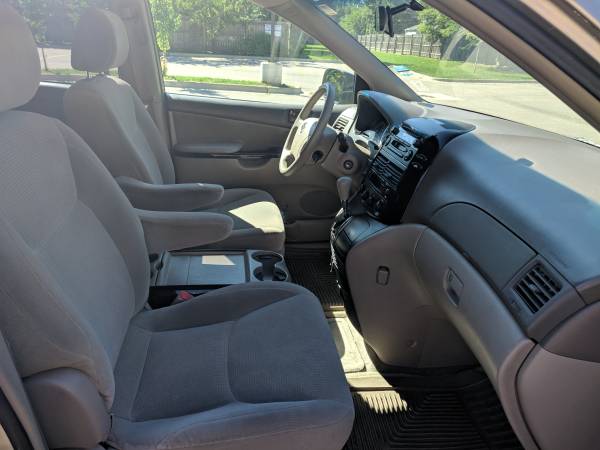 2005 Toyota Sienna LE AWD Power Door DVD Tow-Hitch LOADED One Owner !! for sale in Glenview, IL – photo 8