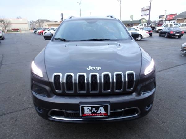 2017 Jeep Cherokee Limited 4x4 - - by dealer - vehicle for sale in Waterloo, IA – photo 11