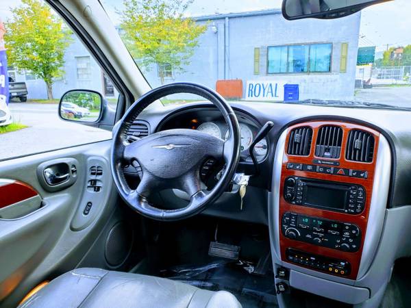2005 Chrysler Town & Country Minivan, 1-Owner Low Mileage 98k Mint⭐... for sale in Fredericksburg, VA – photo 11