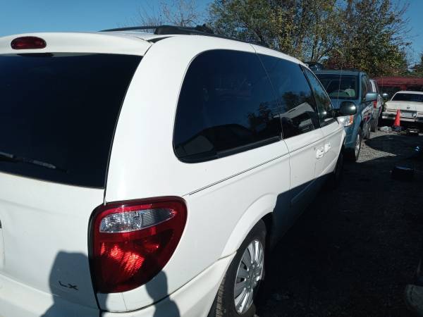 05 Chrysler town and country - cars & trucks - by owner - vehicle... for sale in Temple Hills, District Of Columbia – photo 2