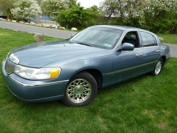 1999 Lincoln Town Car Signature 76k Cean Carfax no accidents or for sale in Huntingdon Valley, PA – photo 3