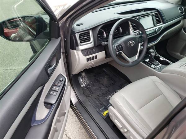2016 Toyota Highlander XLE V6 suv Predawn Gray Mica for sale in Fayetteville, AR – photo 3