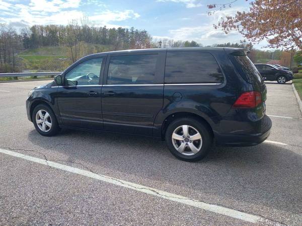 10 VW ROUTAN LUXURY MINIVAN Leather-Captain Chairs-DVD Maint for sale in East Derry, NH – photo 4