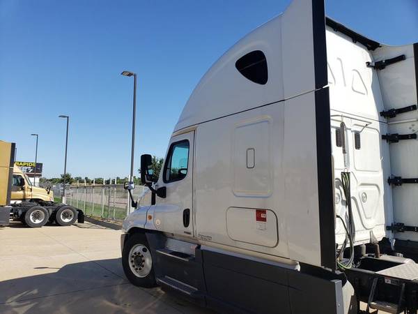 2015 Freightliner Cascadia SKU:2707G for sale in Decatur, IL – photo 14