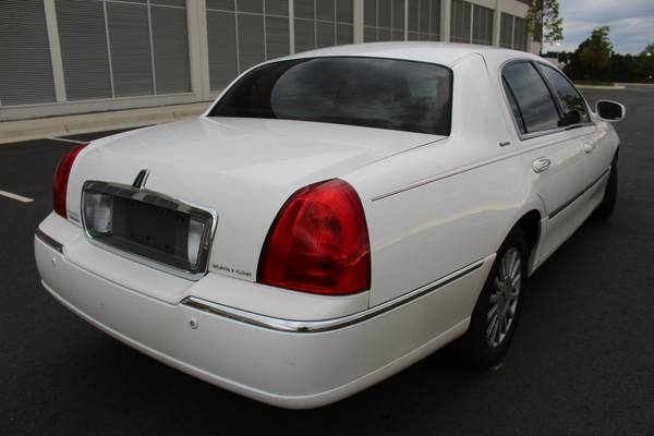 2003 LINCOLN TOWN CAR SIGNATURE WHITE!!! - cars & trucks - by owner... for sale in Sterling, District Of Columbia – photo 3