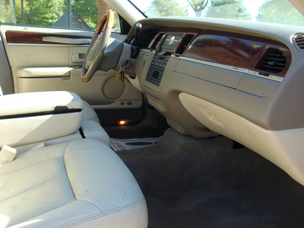 2004 LINCOLN TOWNCAR ULTIMATE 4 DOOR RUNS GREAT!! STOCK #839... for sale in Corinth, TN – photo 11