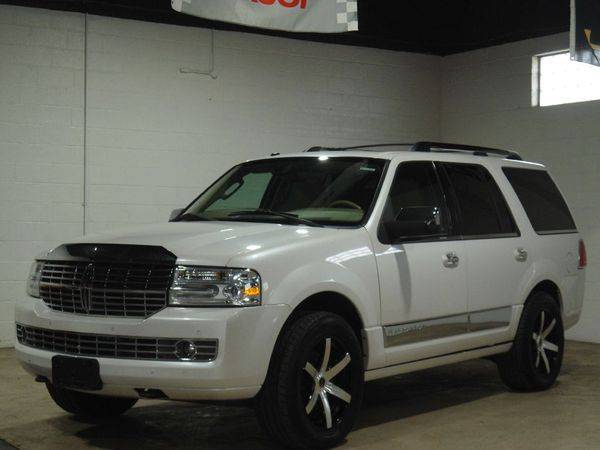 2010 LINCOLN NAVIGATOR LUXURY - FINANCING AVAILABLE-Indoor Showroom! for sale in PARMA, OH – photo 3