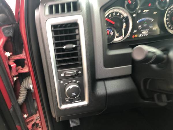 2015 RAM 1500 SLT Crew Cab SWB 4WD for sale in Dodgeville, WI – photo 16