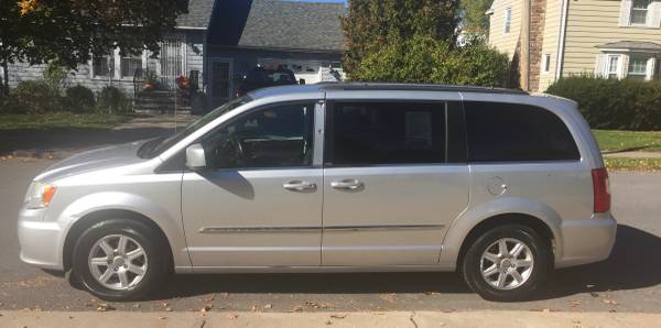 2012 CHRYSLER TOWN AND COUNTRY SUBURBAN for sale in utica, NY – photo 2