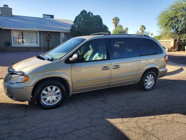 2006 Chrysler town an country stow n go limited 137k miles for sale in Glendale, AZ – photo 5
