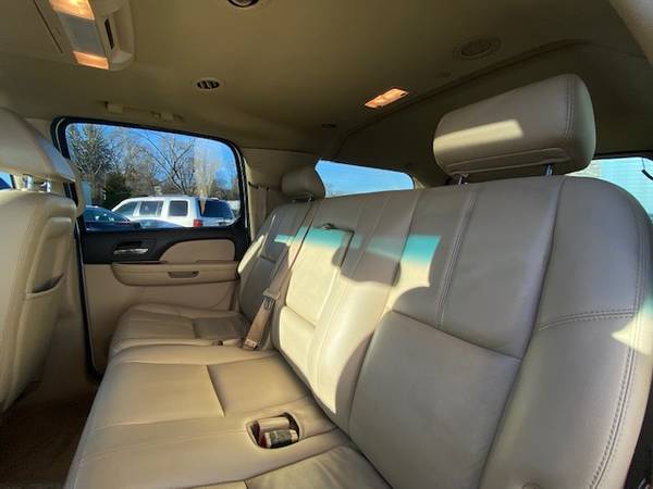 2007 Chevy Suburban - - by dealer - vehicle automotive for sale in Waukesha, WI – photo 13