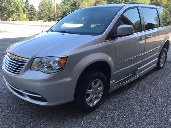 Wheelchair Van 2011 Chrysler Town and Country for sale in Westlake, OH – photo 2
