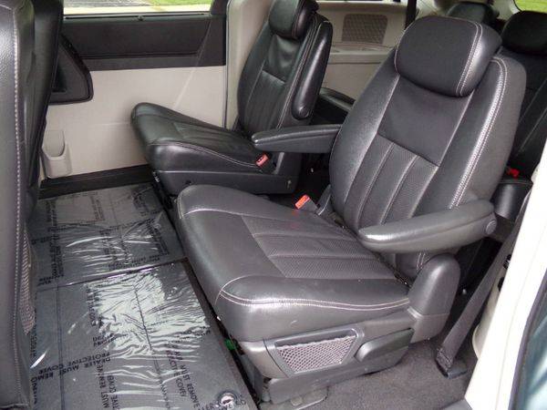 2010 Chrysler Town Country Touring Plus for sale in Madison , OH – photo 18